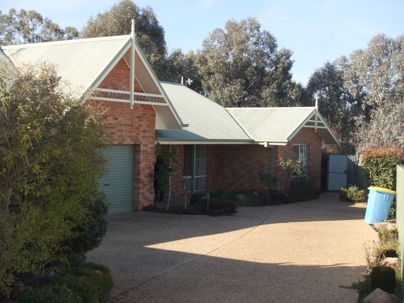 2/9 Cooba Place, Estella NSW 2650