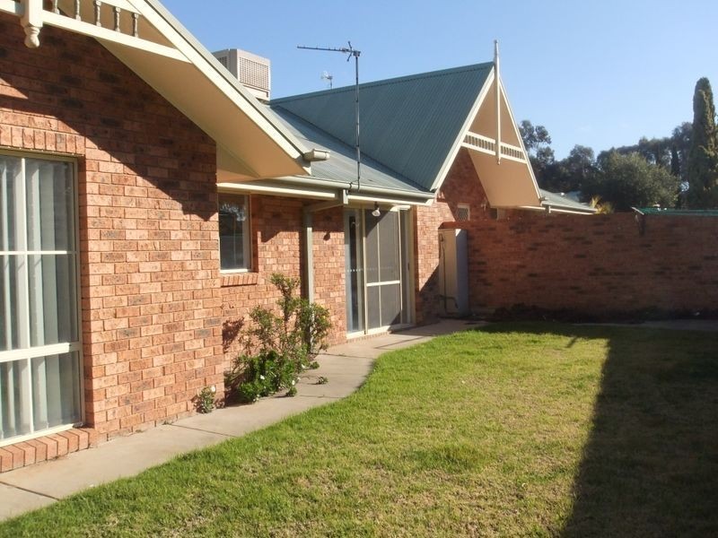 2/9 Cooba Place, Estella NSW 2650