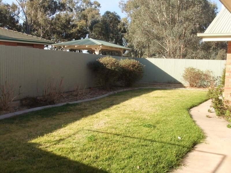 2/9 Cooba Place, Estella NSW 2650