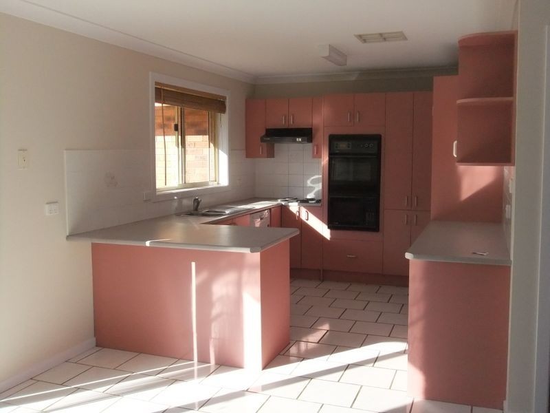 2/9 Cooba Place, Estella NSW 2650