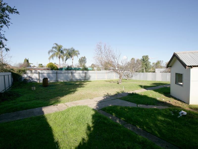 135 Grove Street, Kooringal NSW 2650