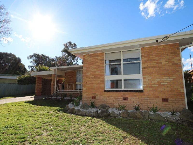 11 Tinga Crescent, Kooringal NSW 2650