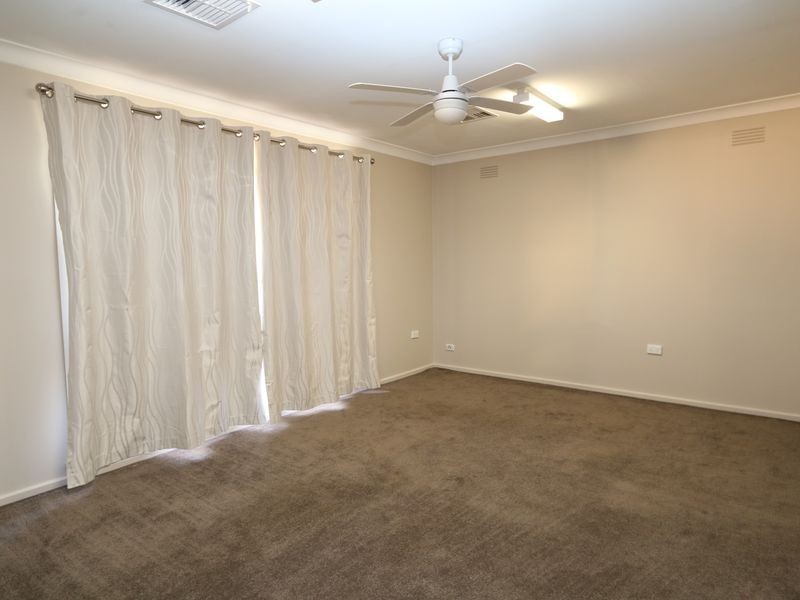 11 Tinga Crescent, Kooringal NSW 2650