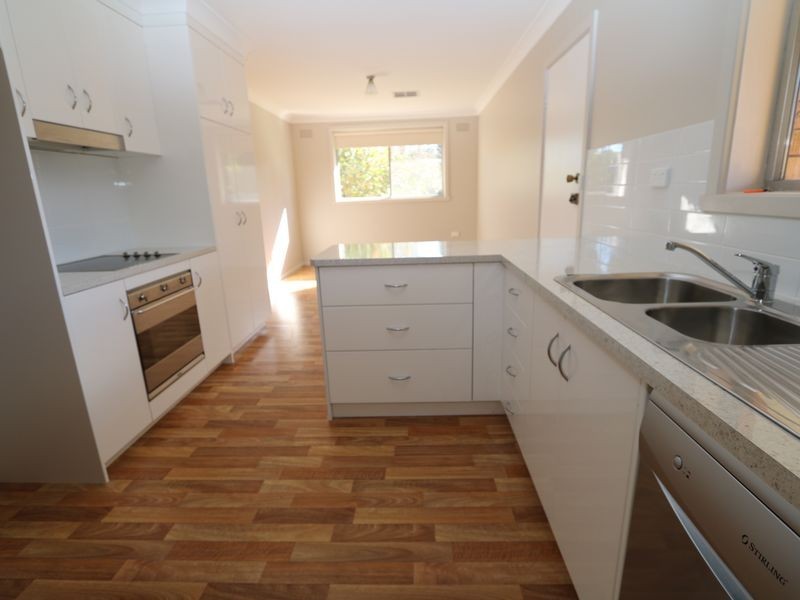 11 Tinga Crescent, Kooringal NSW 2650
