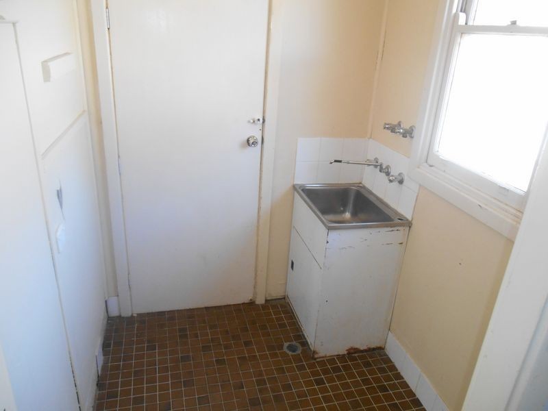 25 Phillip Avenue, Mount Austin NSW 2650