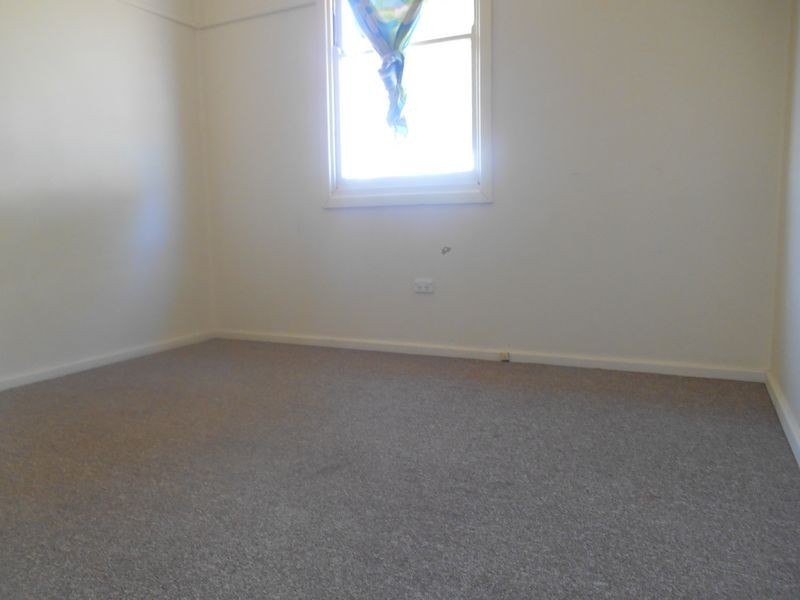 25 Phillip Avenue, Mount Austin NSW 2650