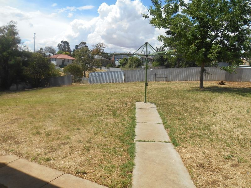 25 Phillip Avenue, Mount Austin NSW 2650
