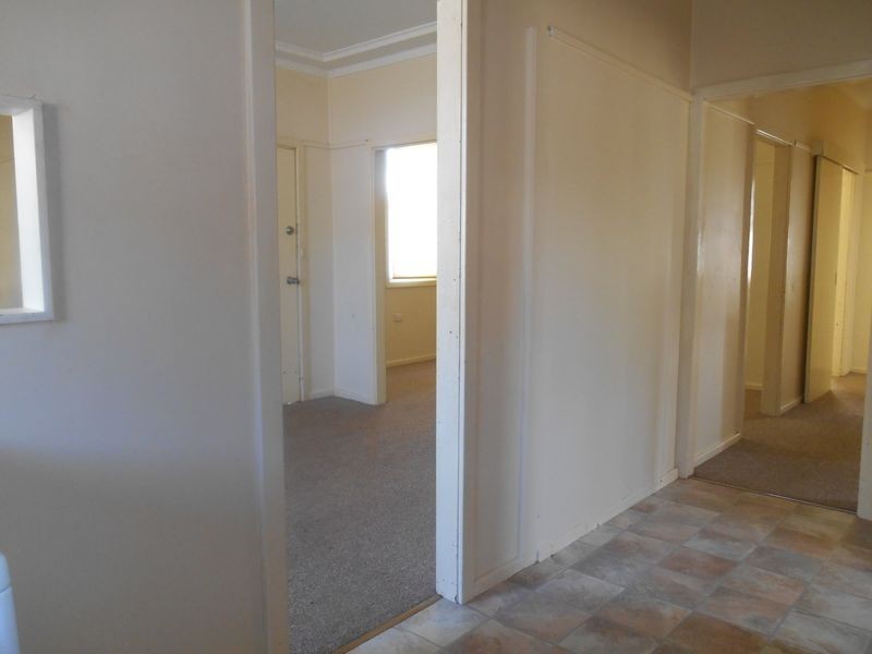 25 Phillip Avenue, Mount Austin NSW 2650