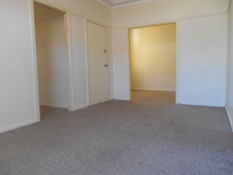 25 Phillip Avenue, Mount Austin NSW 2650