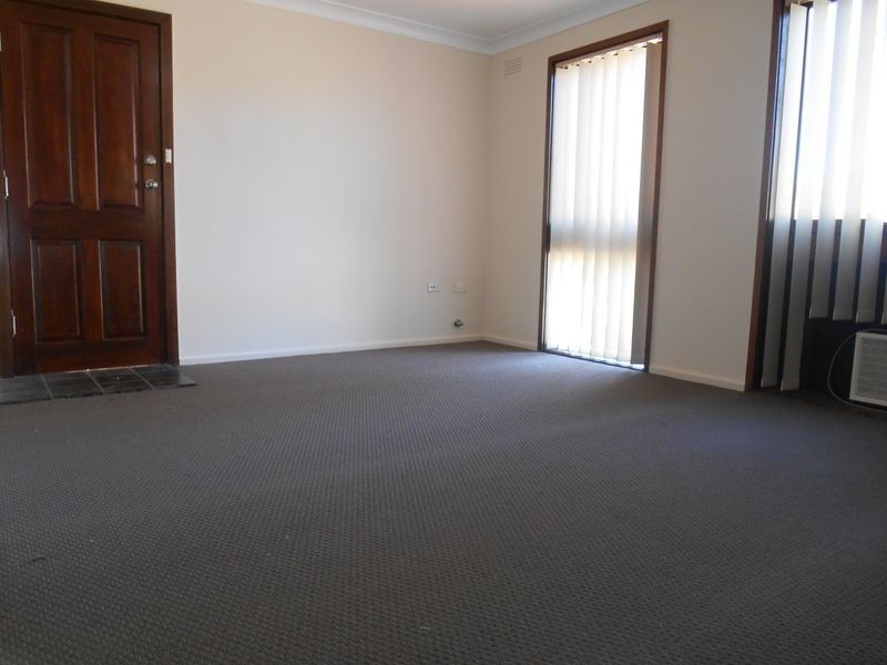 1/6 Nordlingen Drive, Tolland NSW 2650
