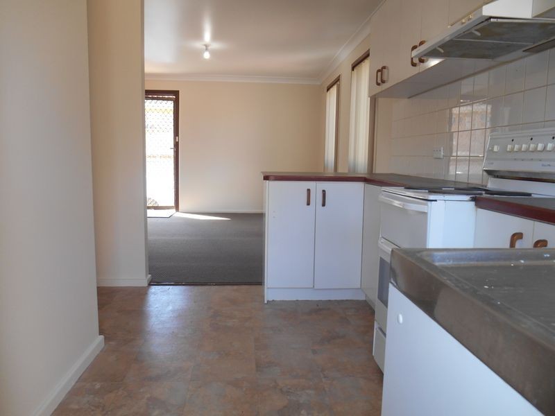1/6 Nordlingen Drive, Tolland NSW 2650