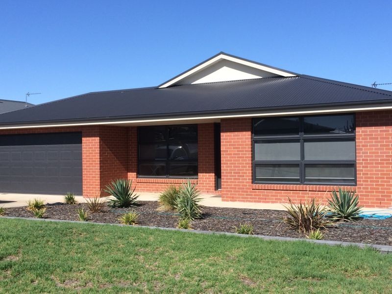 8 Alma Crescent, Estella NSW 2650