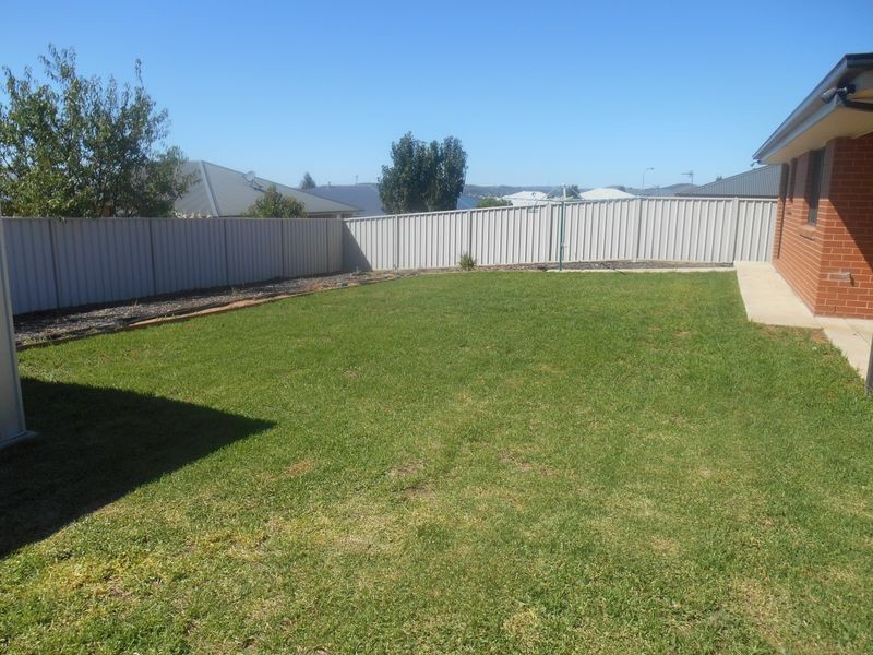 8 Alma Crescent, Estella NSW 2650