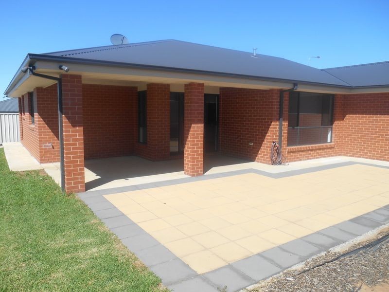 8 Alma Crescent, Estella NSW 2650