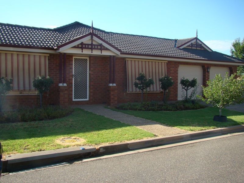 2 Delvin Place, Kooringal NSW 2650