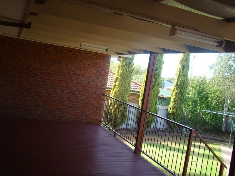 2 Delvin Place, Kooringal NSW 2650