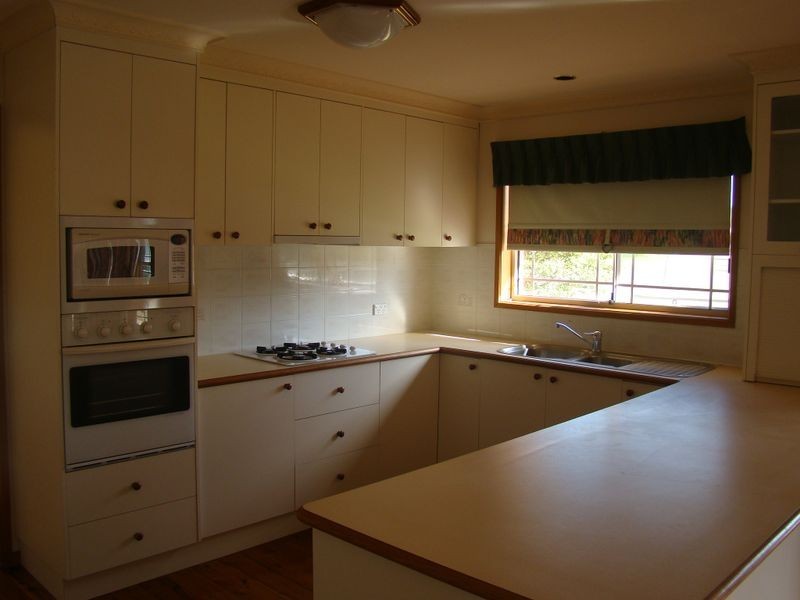 2 Delvin Place, Kooringal NSW 2650