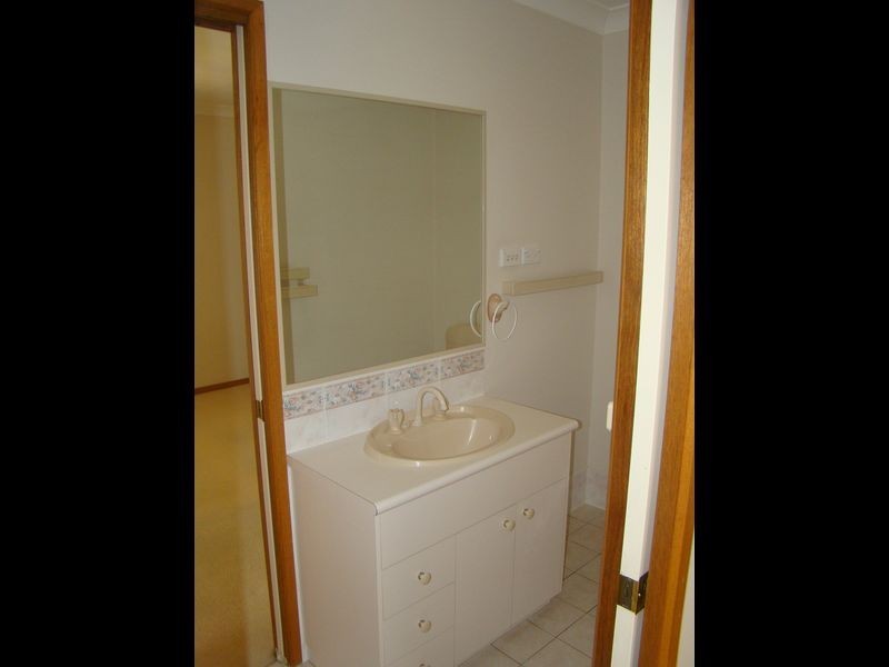 2 Delvin Place, Kooringal NSW 2650