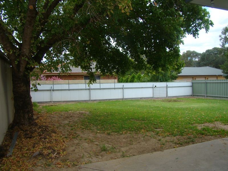 5 Lake Street, Lake Albert NSW 2650