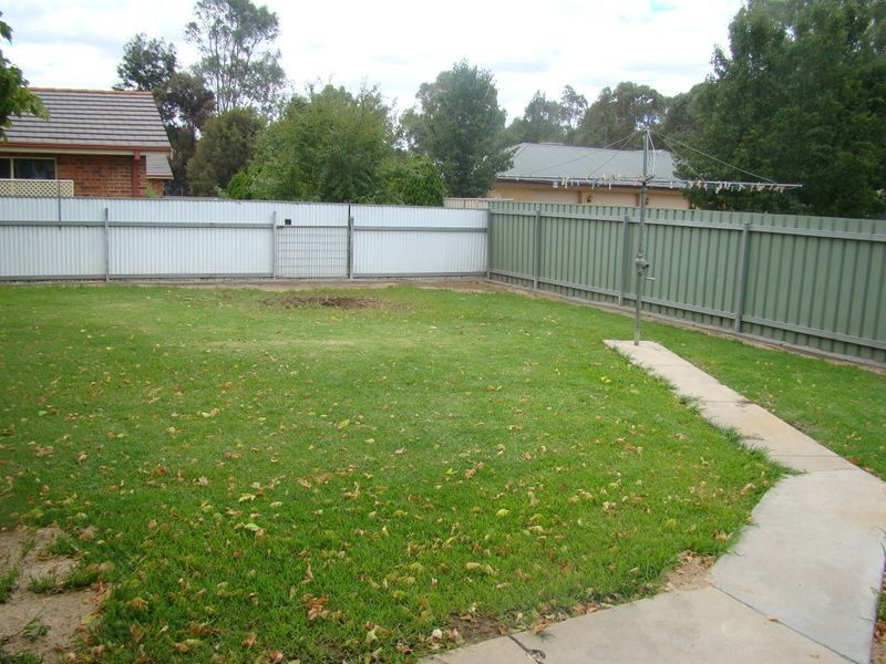 5 Lake Street, Lake Albert NSW 2650