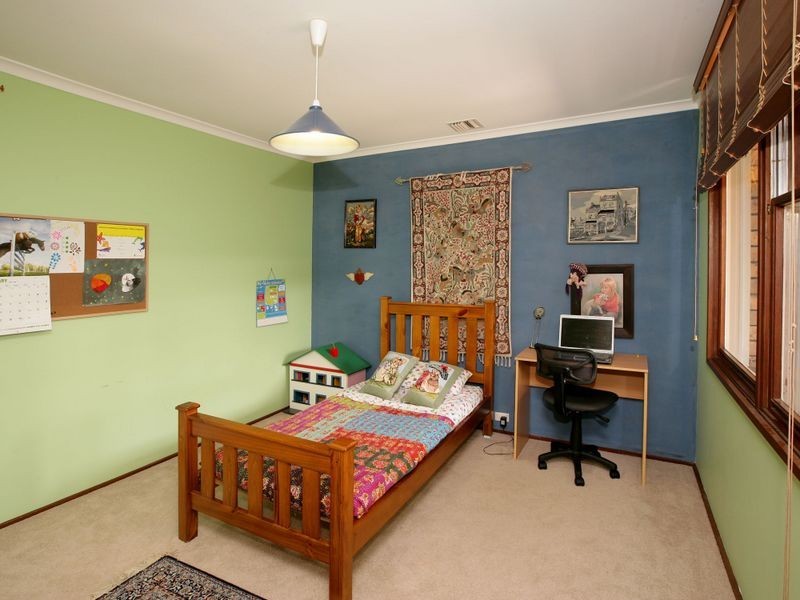 18 Churchill Avenue, Kooringal NSW 2650