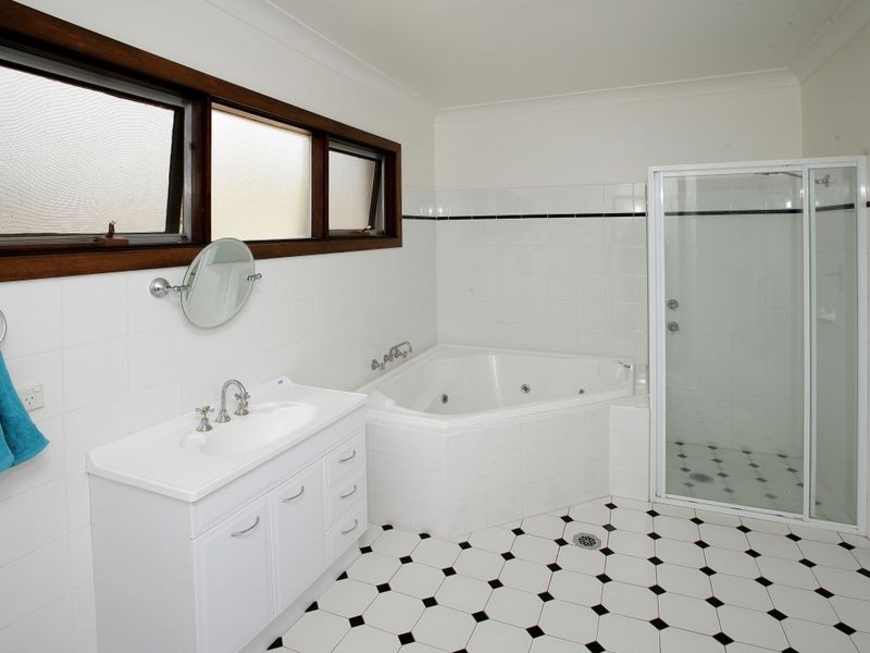 18 Churchill Avenue, Kooringal NSW 2650