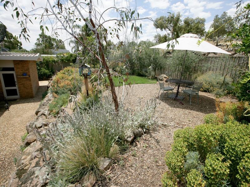 18 Churchill Avenue, Kooringal NSW 2650
