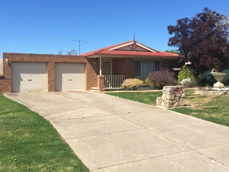 82 Dalman Parkway, Glenfield Park NSW 2650