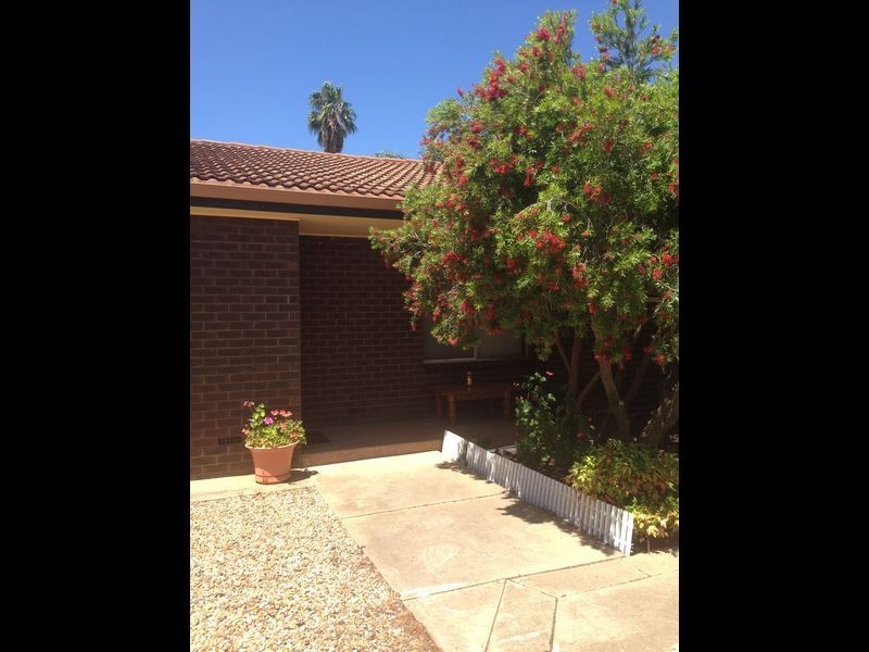 2/3 Hawkes, Tolland NSW 2650