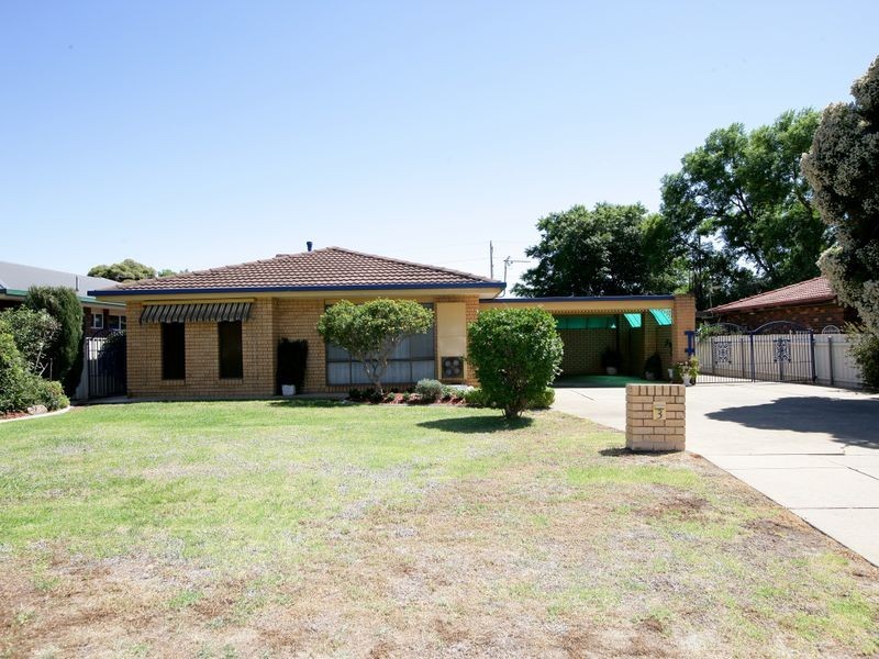 3 Undurra Drive, Glenfield Park NSW 2650