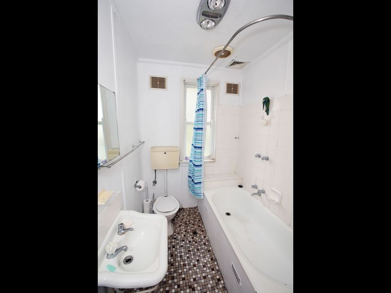 44 Gilmore Avenue, Mount Austin NSW 2650
