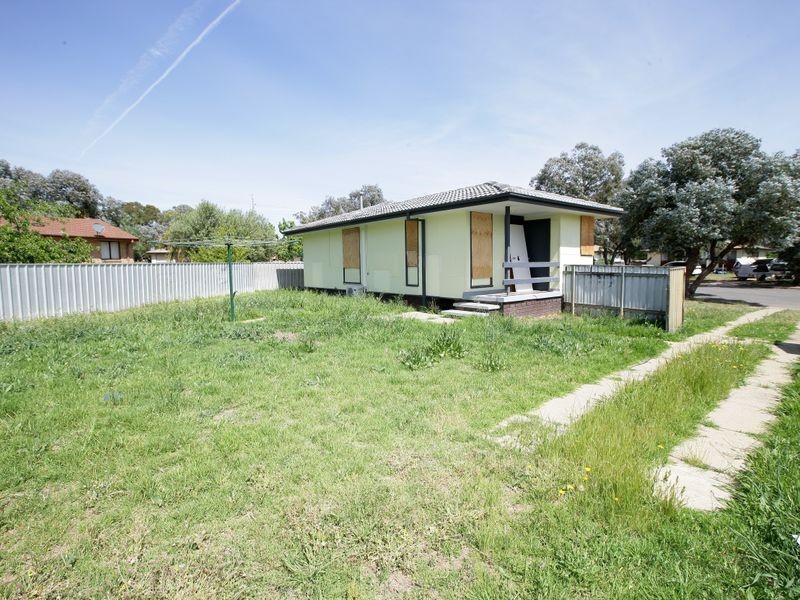 11 Oliver Place, Tolland NSW 2650