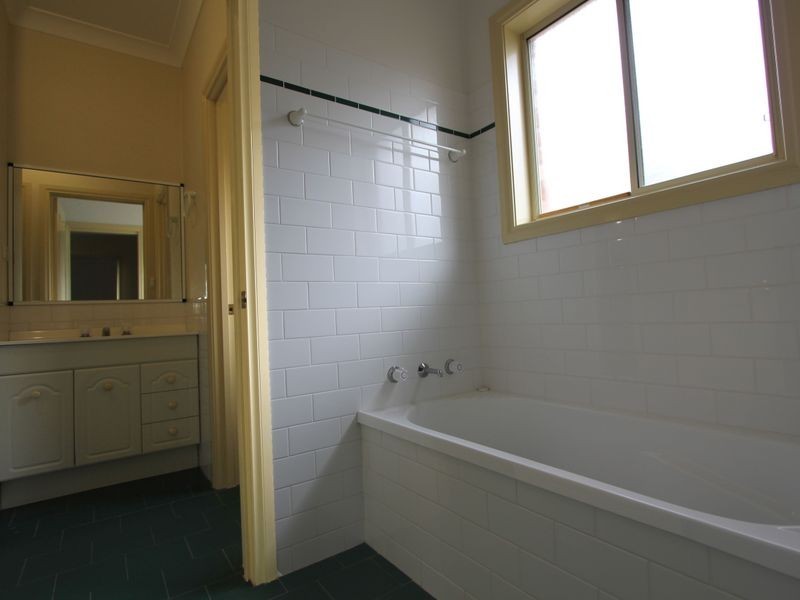 1/8 Keane Place, Alfredtown NSW 2650