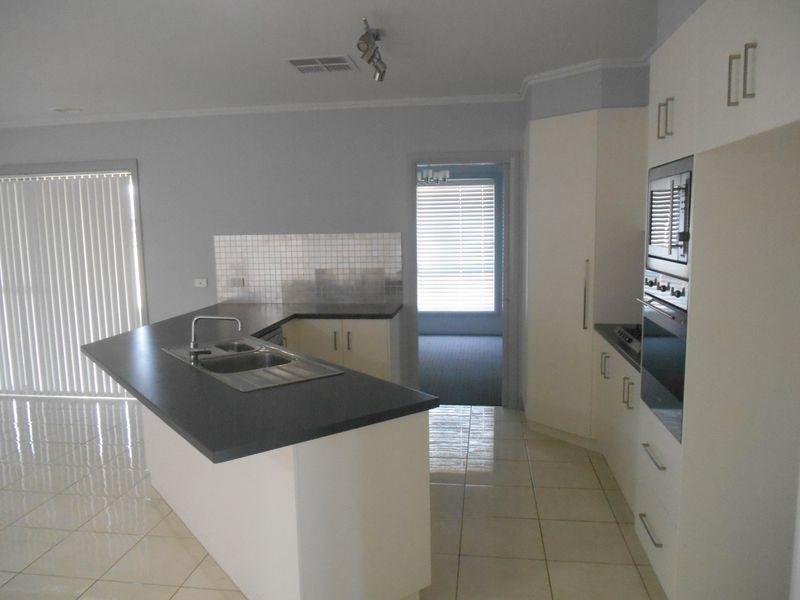 28 Deakin Avenue, Lloyd NSW 2650