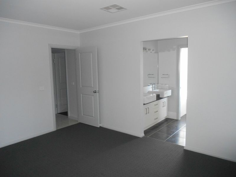 28 Deakin Avenue, Lloyd NSW 2650