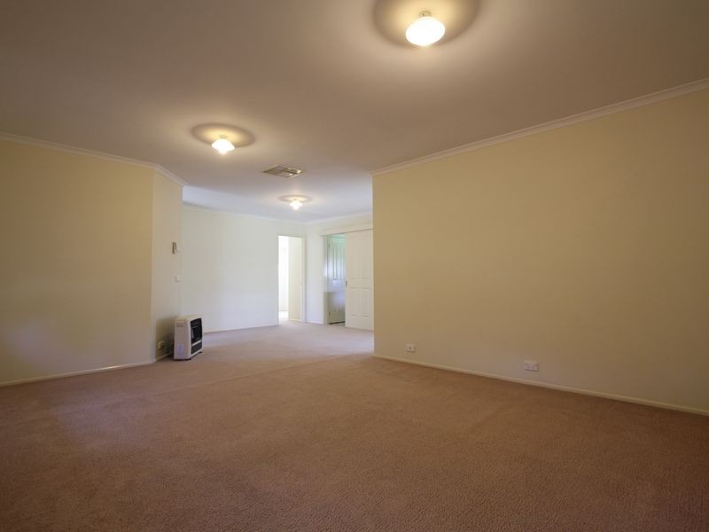 35 Lansdowne Avenue, Lake Albert NSW 2650