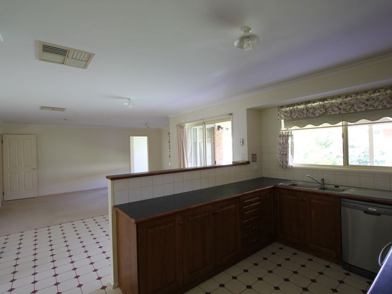 35 Lansdowne Avenue, Lake Albert NSW 2650