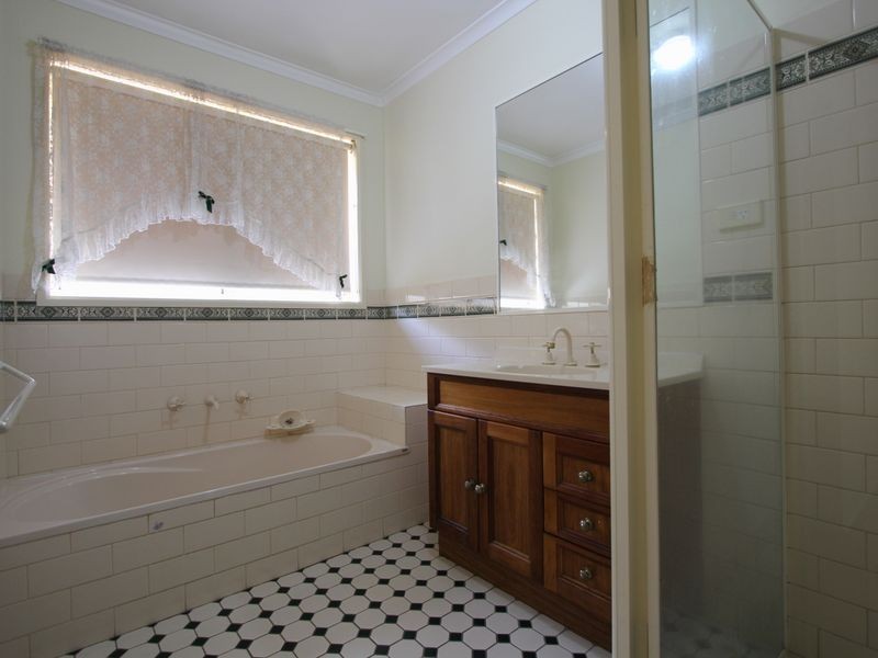 35 Lansdowne Avenue, Lake Albert NSW 2650