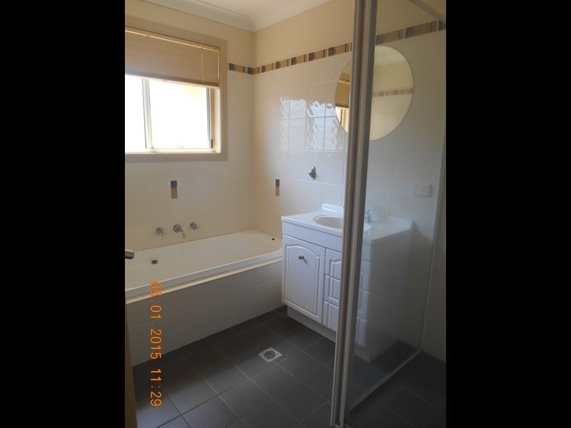 2/9 Inglis Street, Lake Albert NSW 2650