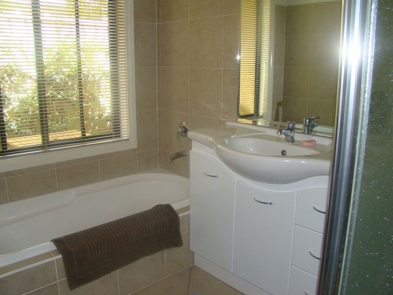 4 Yeomans Place, Kooringal NSW 2650