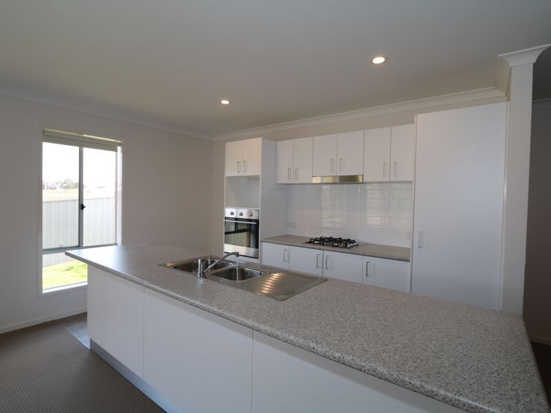 17 Sunvale Crescent, Estella NSW 2650