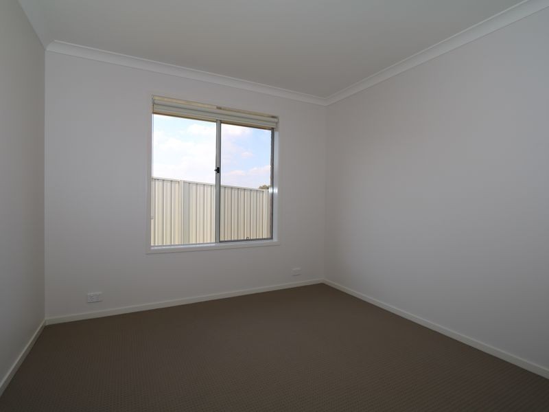 17 Sunvale Crescent, Estella NSW 2650