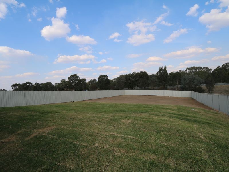 17 Sunvale Crescent, Estella NSW 2650