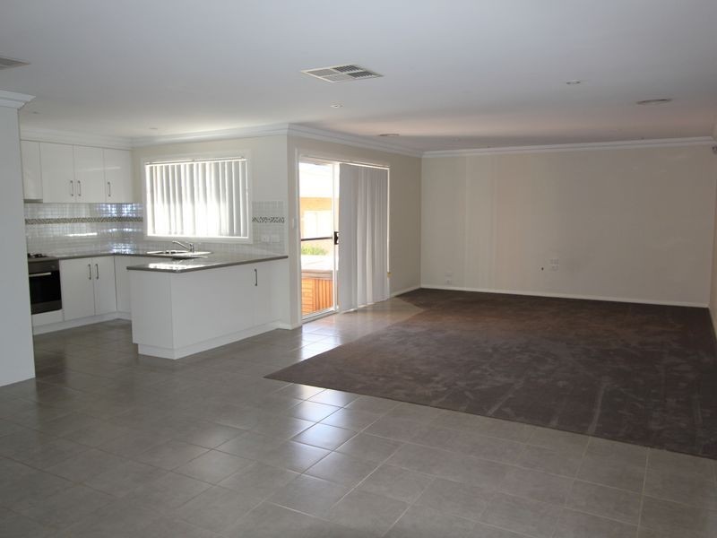 2/24 Dove Street, Mount Austin NSW 2650