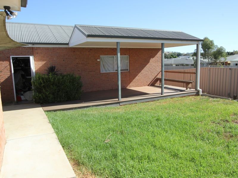 2/24 Dove Street, Mount Austin NSW 2650