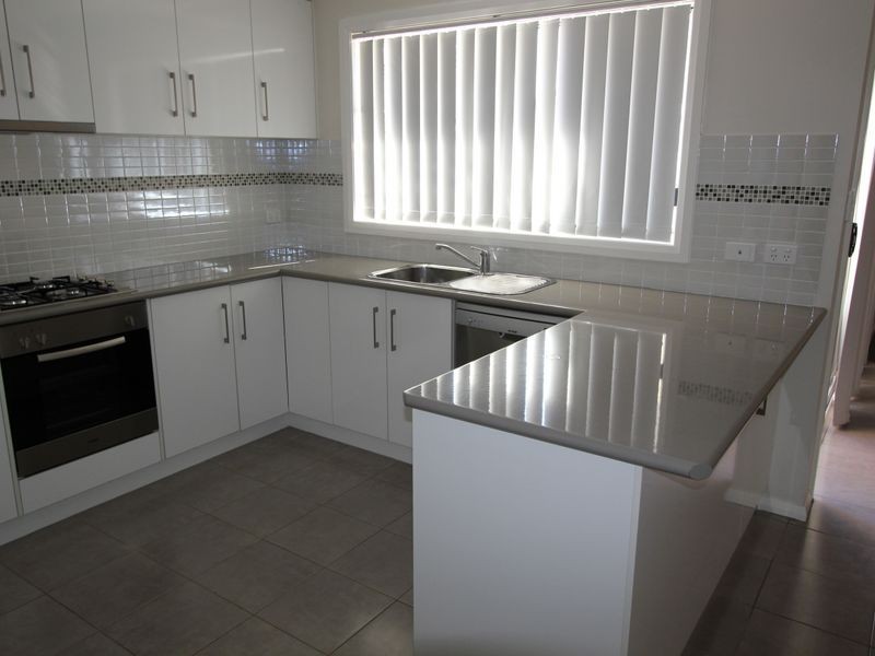 2/24 Dove Street, Mount Austin NSW 2650