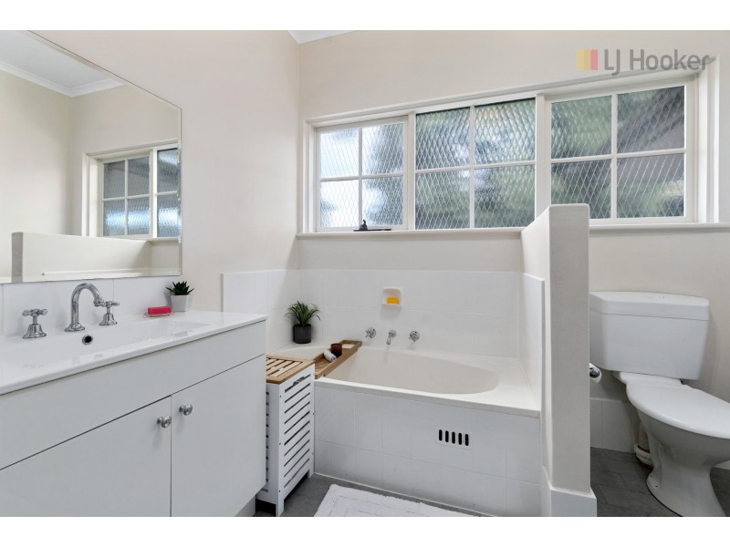 39 Rogana Crescent, Hallett Cove SA 5158