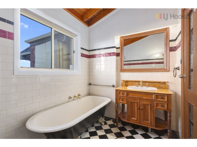 2 Inali Court, Hallett Cove SA 5158