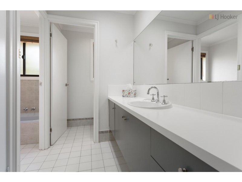 17 Chifley Crescent, Trott Park SA 5158