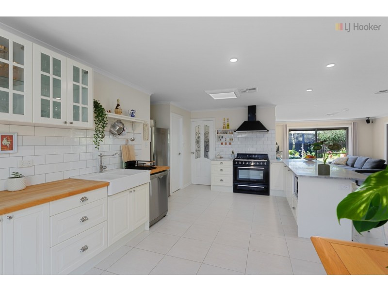 17 Chifley Crescent, Trott Park SA 5158